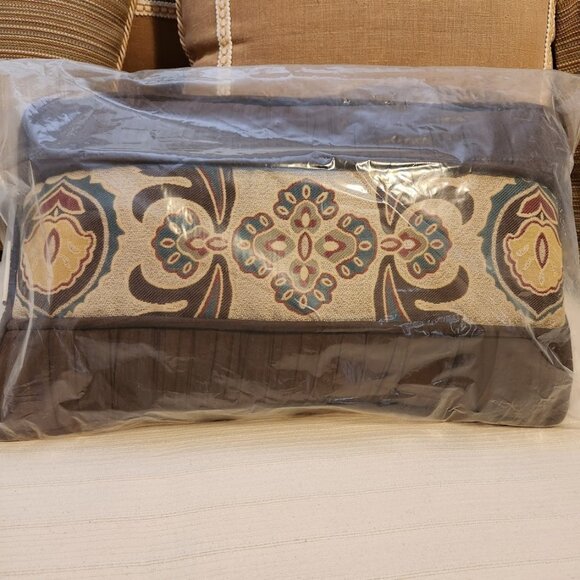 NWT HIEND ACCENTS LORETTA MEDALLION RECTANGULAR PILLOW W/ RUCHING, 12" X 19" - Picture 2 of 5